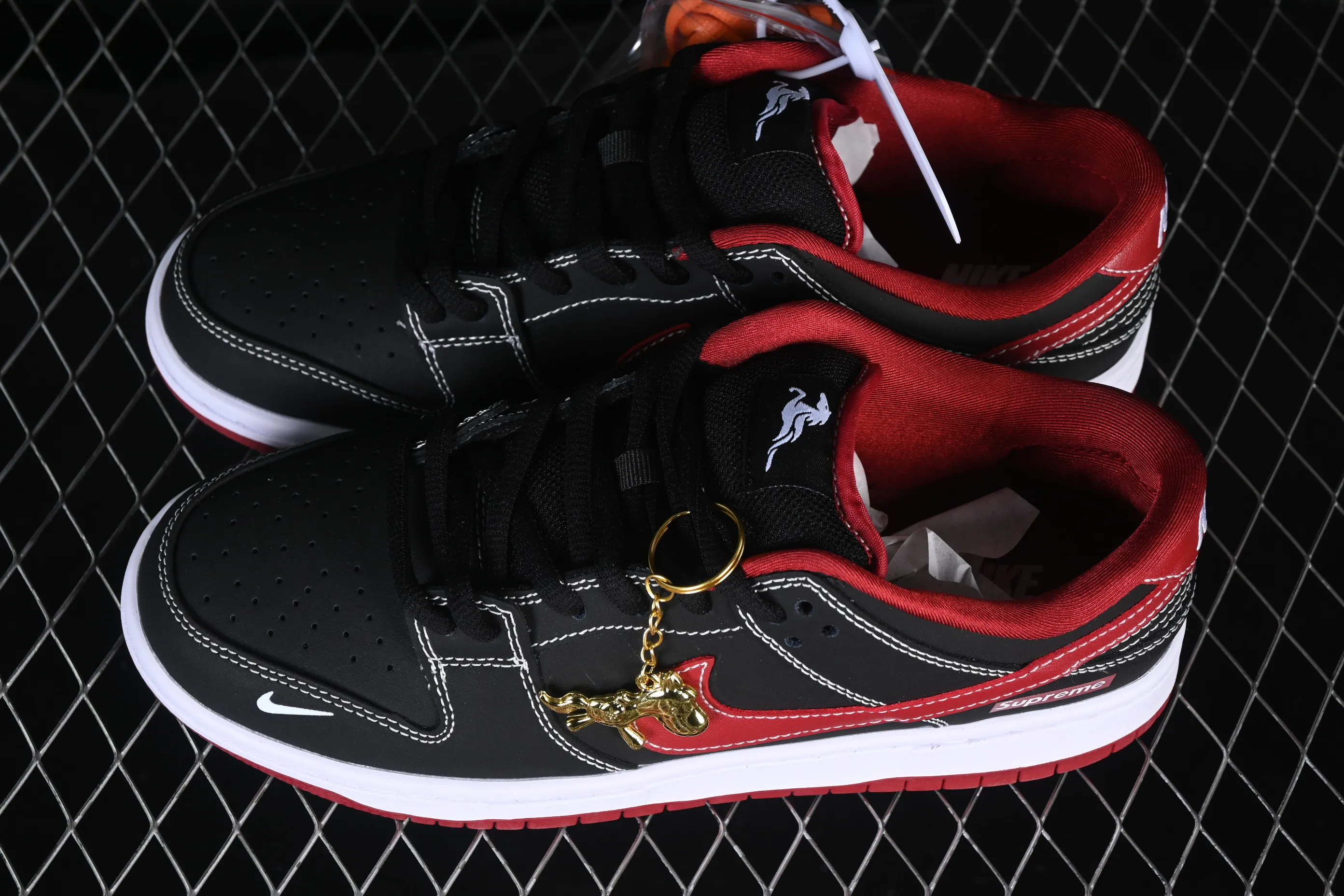 All categories Nk SB Dunk Series Nk SB Dunk Low High-end customized low-top sneakers Nike SB Dunk Low Limited to the Year of the Horse Black and red, make money immediately High-end customized low-top casual sneakers AJ6817-005